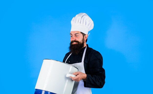 Cocinero de sexo masculino que cocina con el cocinero del cocinero o del panadero de la cazuela de la olla con la cacerola en la mano profesional