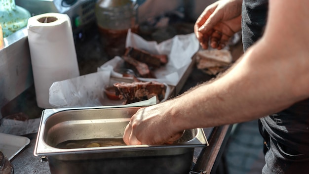 Cocinero de trabajo haciendo orden en un bar de barbacoa. Comida de la calle