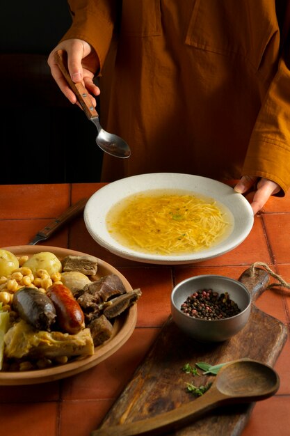 Foto cocinero de vista frontal con comida deliciosa