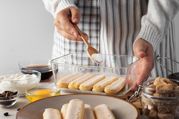 Cocinero de vista frontal haciendo tiramisú