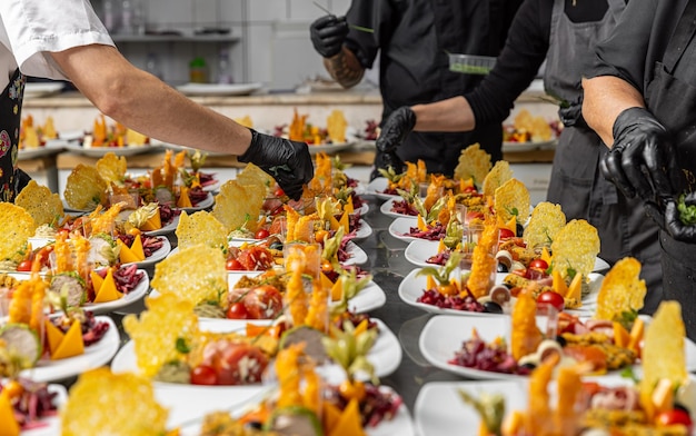 Foto los cocineros están adornando platos de aperitivo en la cocina del restaurante