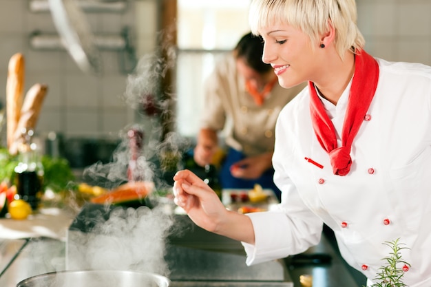 Cocineros en un restaurante o cocina de hotel.