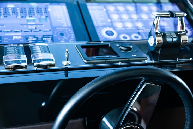 Foto cockpit de iate de luxo com volante de painel e alavancas de aceleração