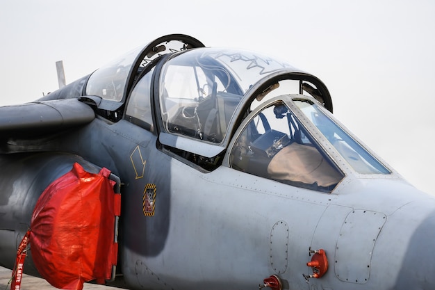 Cockpit des in der Luftwaffe geparkten militärischen Kampfjets.