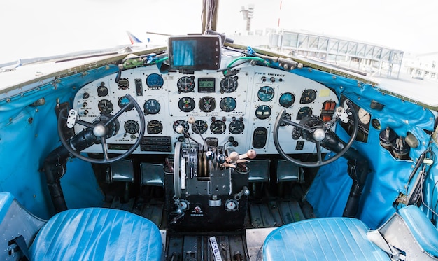 Cockpit des Retro-Flugzeugs