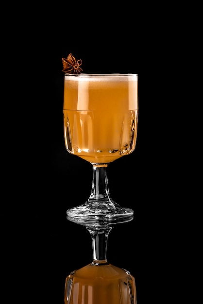 Cocktai fondo negro menú diseño restaurante bar vodka wiskey tónico naranja marrón anis a