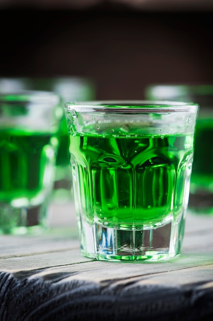 Cocktai verde dulce con terragonl