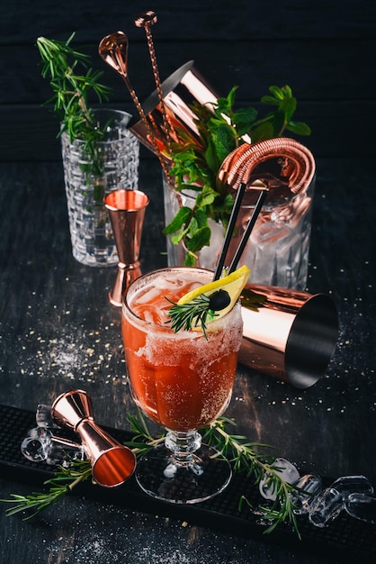 Cocktail alcoólico Bloody Mary Suco de tomate e alecrim em um fundo preto de madeira