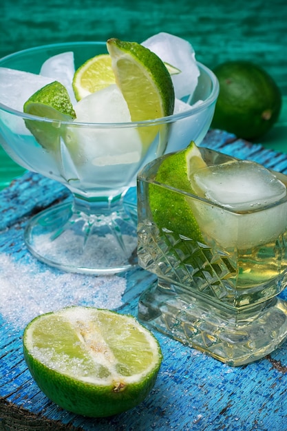 Cocktail alcoólico com adição de limão