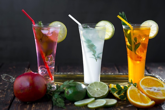 Cocktail alcoólico com frutas e gelo