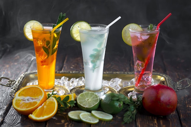 Cocktail alcoólico com frutas e gelo