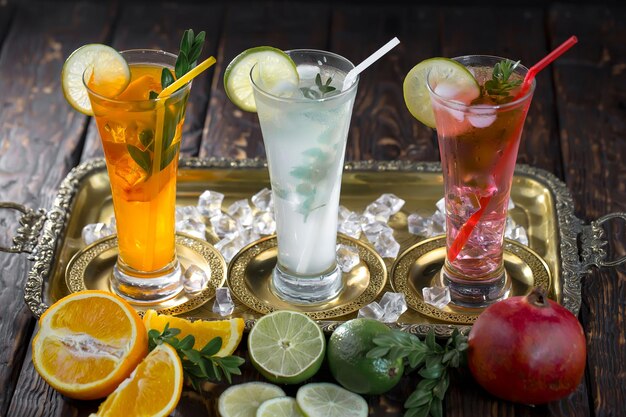 Cocktail alcoólico com frutas e gelo