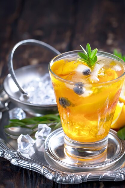Cocktail alcoólico com frutas e gelo