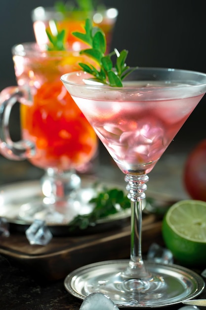 Cocktail alcoólico com frutas e gelo