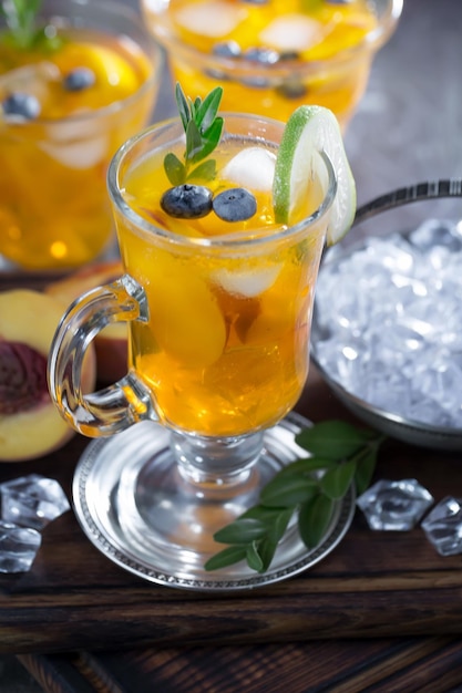 Cocktail alcoólico com frutas e gelo