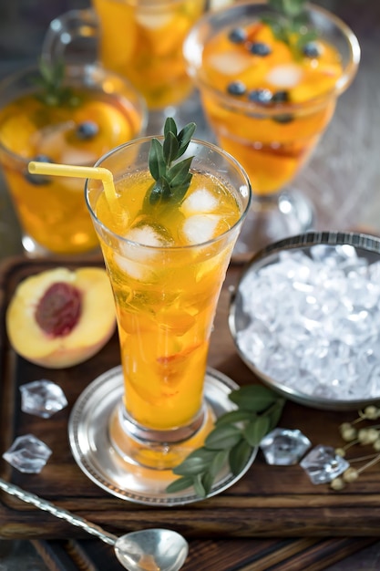 Cocktail alcoólico com frutas e gelo