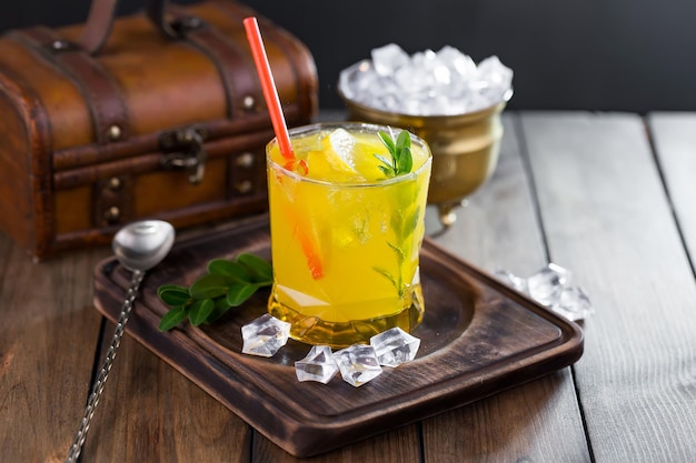 Cocktail alcoólico com frutas e gelo