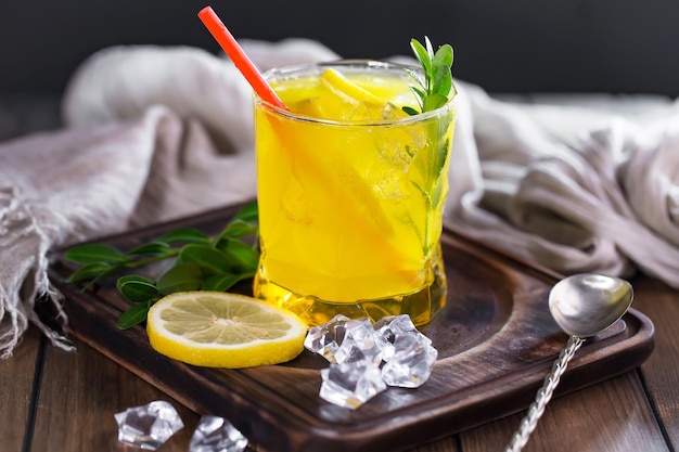 Cocktail alcoólico com frutas e gelo