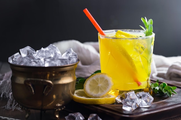 Cocktail alcoólico com frutas e gelo