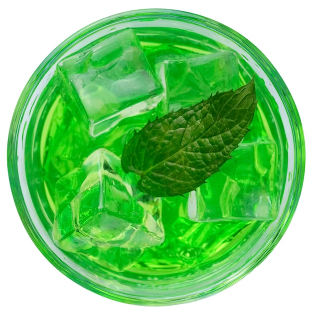 Cocktail alcoólico verde com gelo gin vodka