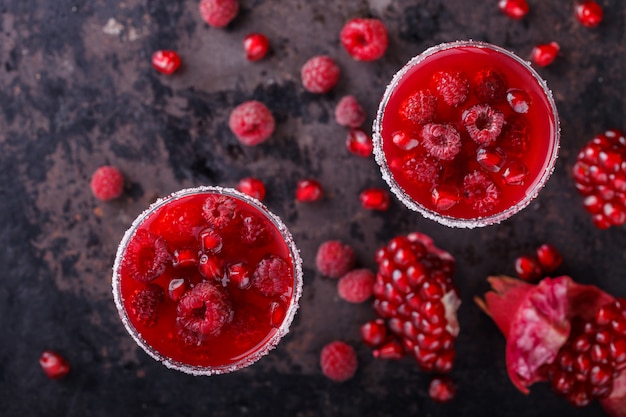 Cocktail alcoólico vermelho com framboesa. Bebida de verão para festas.