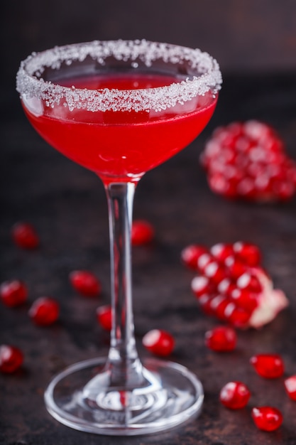 Cocktail alcoólico vermelho com framboesa e romã