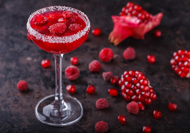 Cocktail alcoólico vermelho com framboesa e romã