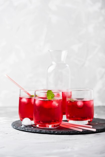 Cocktail alcoólico vermelho com gelo e hortelã