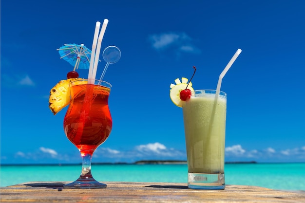 Cocktail am Strand Konzept eines Luxusurlaubs