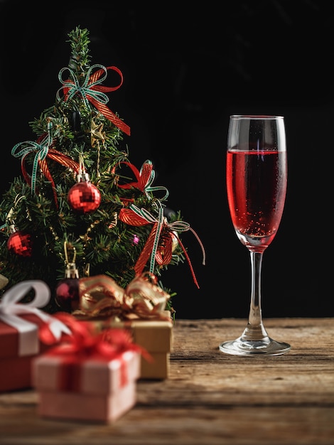 Cocktail am Weihnachtstag auf Holztisch