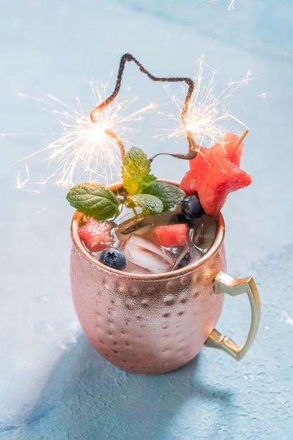 Cocktail American Patriotic Cold Moscow Mule com melancia e mirtilo