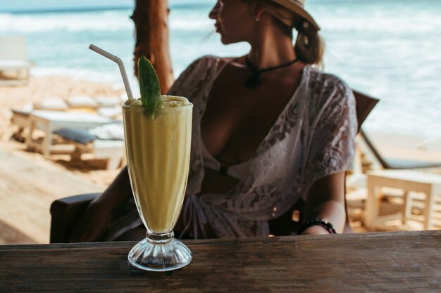 Cocktail auf der Theke, im Hintergrund ein Mädchen