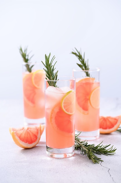 Cocktail aus frischem rosa Paloma