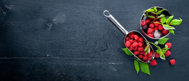 Cocktail aus frischen Himbeeren mit Eis auf einem hölzernen Hintergrund Draufsicht Freier Speicherplatz