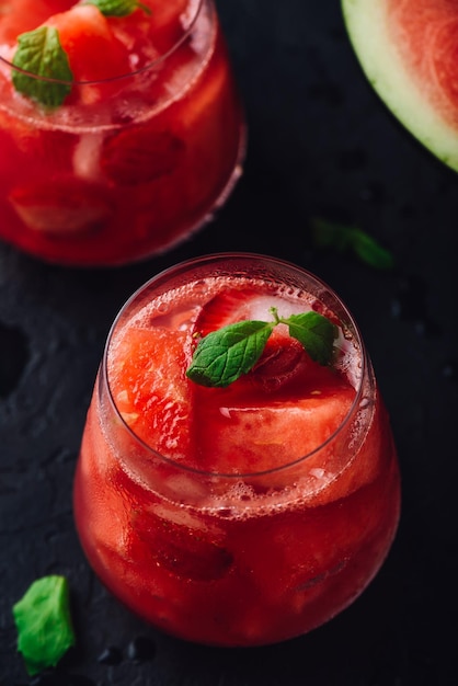 Cocktail aus frischer Wassermelone und Erdbeere