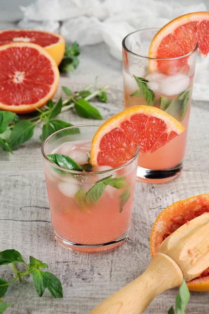 Cocktail aus Saft gepresster roter Grapefruit und Blättern der zarten Basilikumzitrone