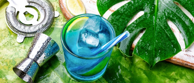 Cocktail azul com gelo. Bebida de álcool