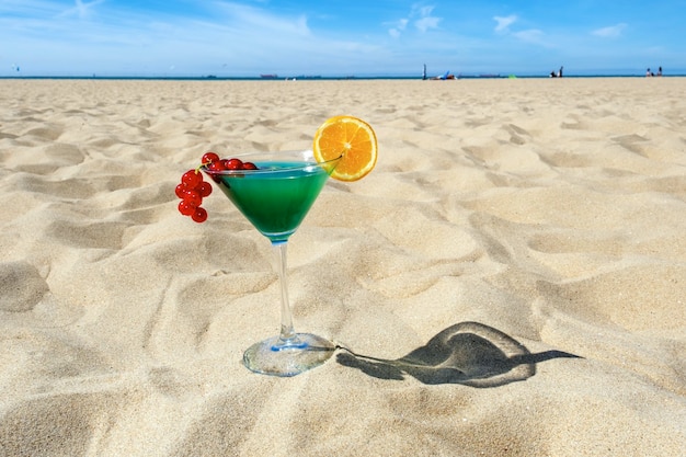 Cocktail azul curaçao groselha verde laranja areia praia mar sombra suco