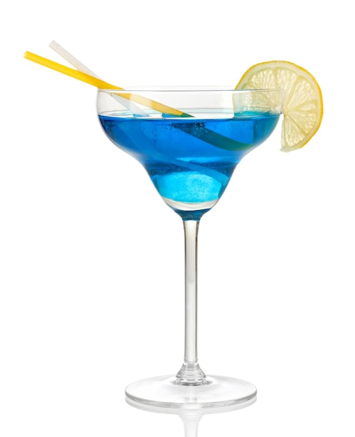 Cocktail azul em vidro isolado no branco