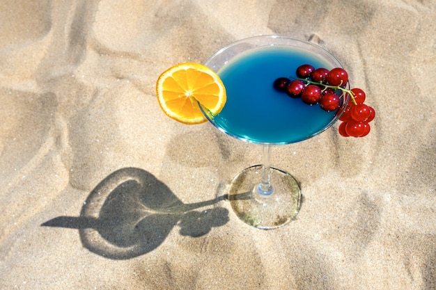 Foto cocktail blue curacao green curacao orange sand beach sea shadow juice