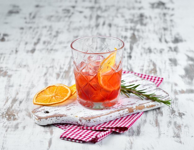 Cocktail Bulvardye Whiskey und Orangenlikör Alkoholischer Cocktail in einem Glas Auf einem hölzernen Hintergrund Draufsicht Freier Kopierraum