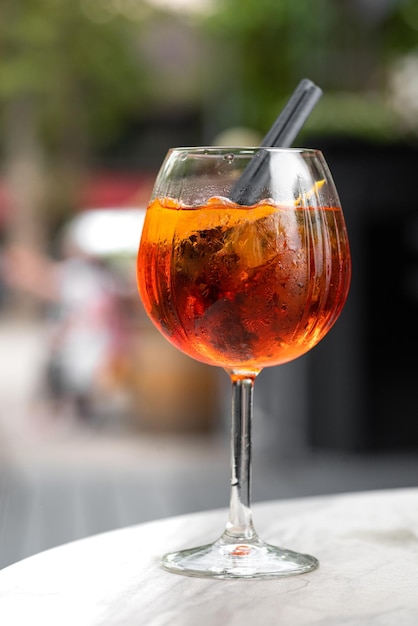 Cocktail clássico Americano com refrigerante campari com geloReceita tradicional