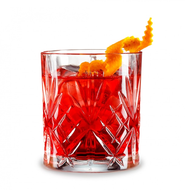 Foto cocktail clássico de negroni isolado no branco