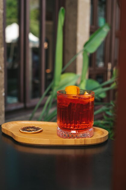 Cocktail clássico Negroni com gin, campari e martini rosso.