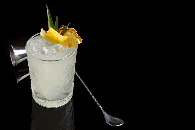 Cocktail com decoração tropical
