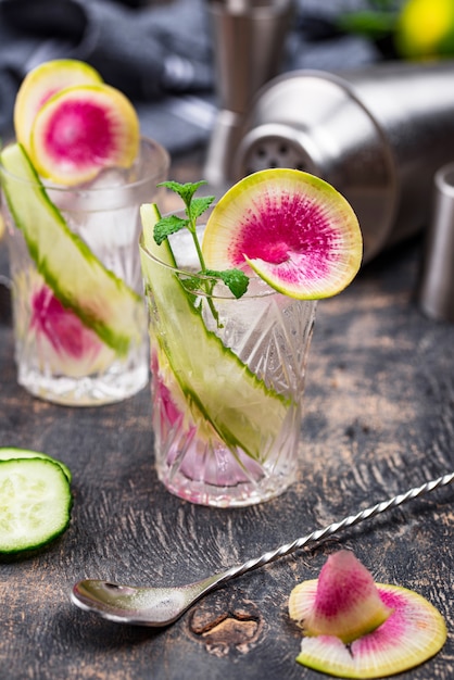 Cocktail com pepino e rabanete