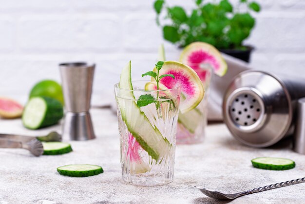 Cocktail com pepino e rabanete