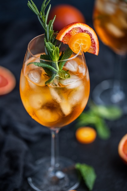 Cocktail com suco de laranja e cubos de gelo. Copo de refrigerante de laranja