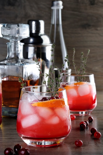 Cocktail cranberry orange bourbon smash com um toque picante de tomilho