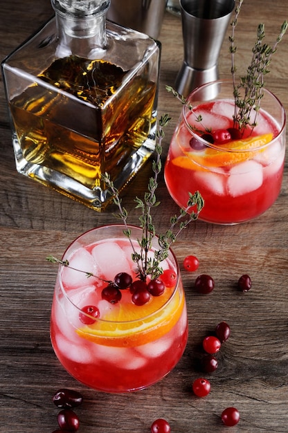 Cocktail Cranberry Orange Bourbon Smash mit einem würzigen Hauch Thymian